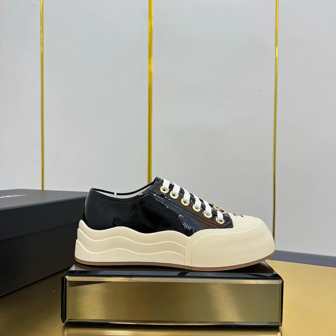 👟👟Ex-factory price 600👟👟 Top version, original quality! ! ! Chanel Chanel - 2025 biscuit shoes, the top casual sports shoes in the counter, this classic design; the upper is electro-embroidered with a variety of craftsmanship; the outsole is fashionable and sporty; the extraordinary inclusion of a variety of color elements... The diversified mix and match is very good-looking and versatile, casual, fashionable, sports, and outdoor can be taken into account... ꫛꫀꪝ Go➫ Material: ❶Upper: Original first-layer cowhide ❷Inner: Sheepskin ❸Outsole is based on: original TPU combination outsole, full set of boutique packaging for women 35–41 👉